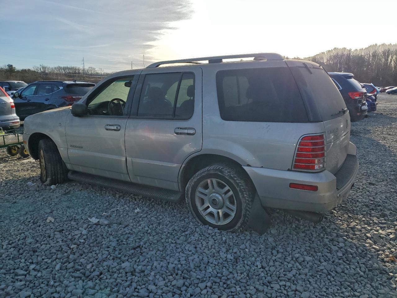 2002 MERCURY MOUNTAINEER photo 2