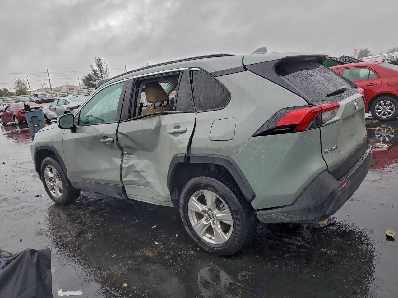 2021 TOYOTA RAV4 XLE photo 2
