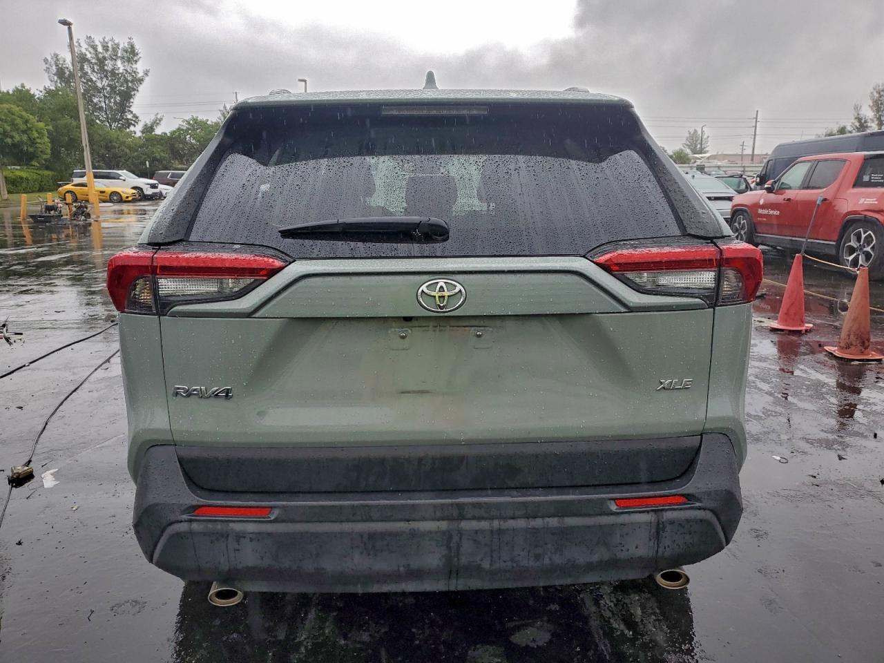 2021 TOYOTA RAV4 XLE photo 6