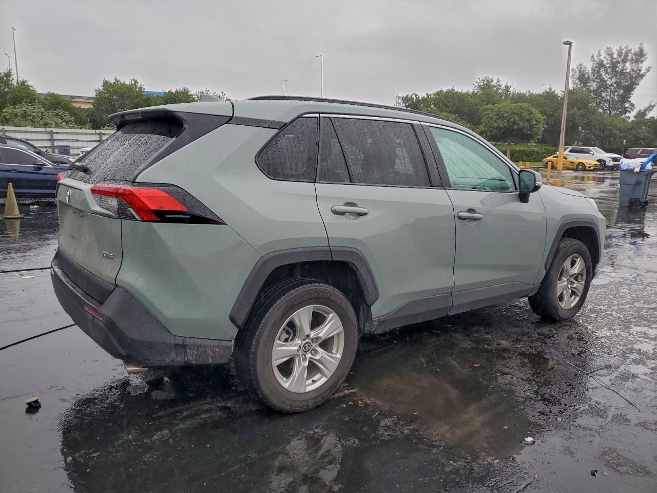 2021 TOYOTA RAV4 XLE photo 3