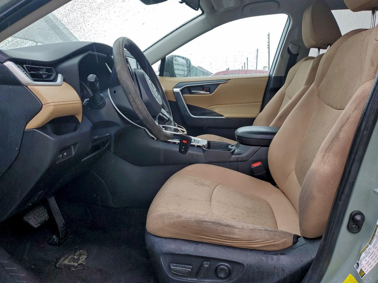 2021 TOYOTA RAV4 XLE photo 7