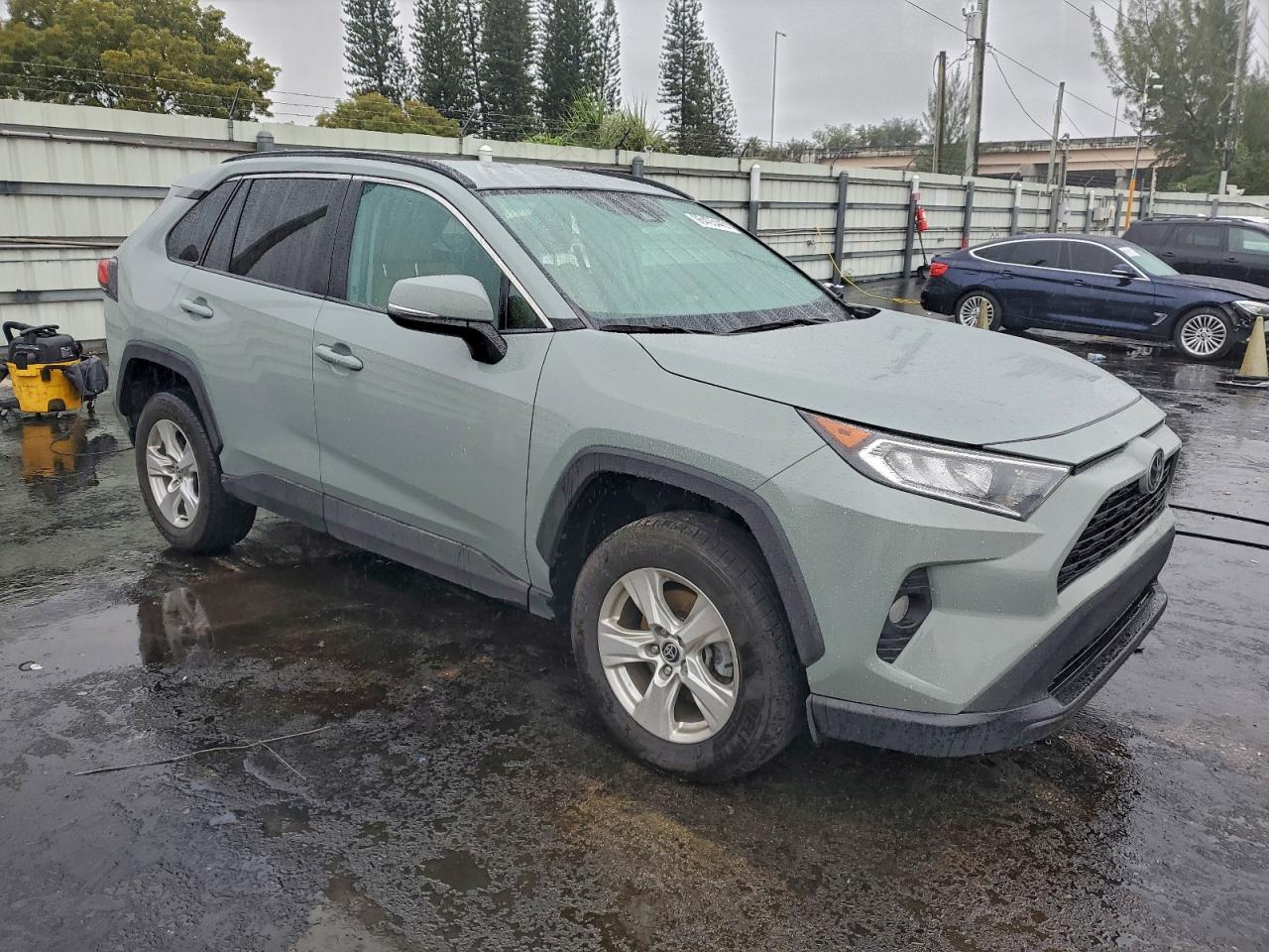 2021 TOYOTA RAV4 XLE photo 4