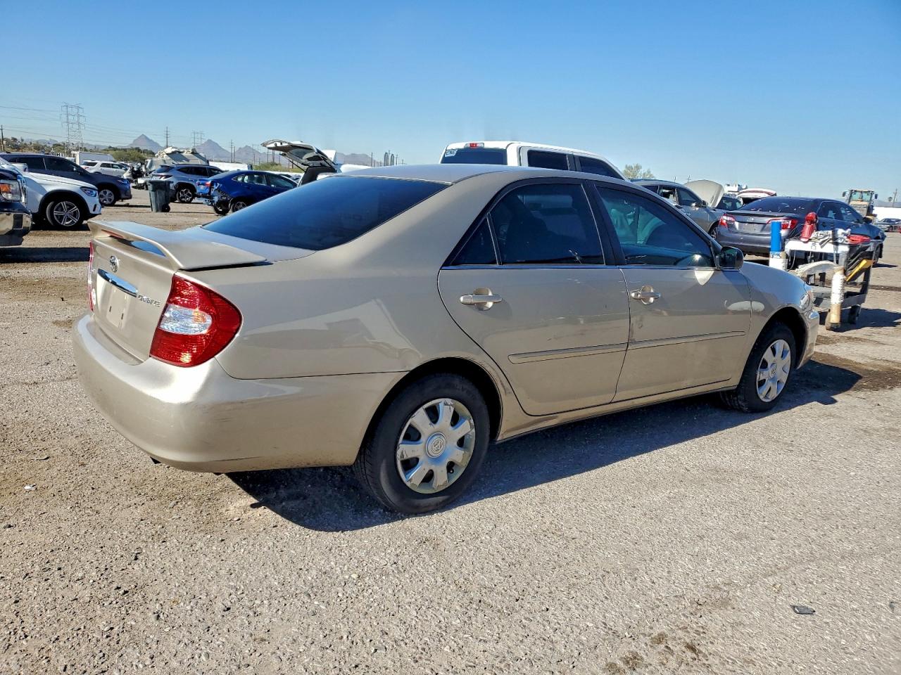 2004 TOYOTA CAMRY LE photo 3