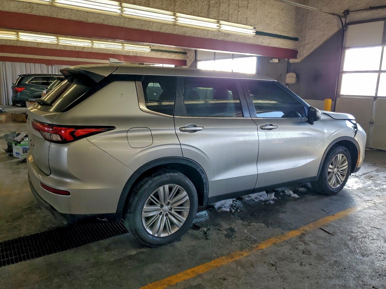 2024 MITSUBISHI OUTLANDER ES photo 9