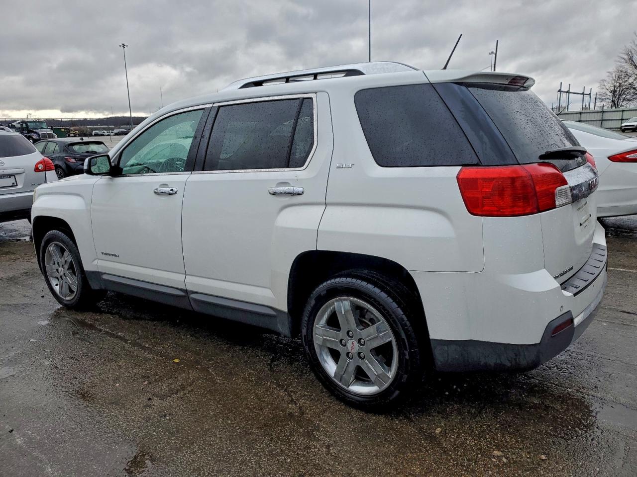 2013 GMC TERRAIN SLT photo 2