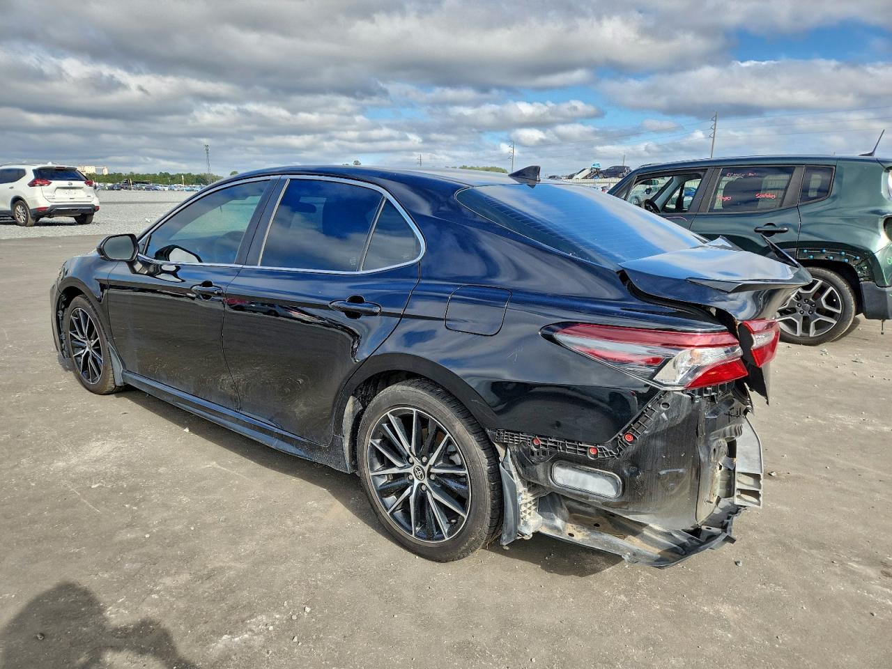 2021 TOYOTA CAMRY SE photo 2