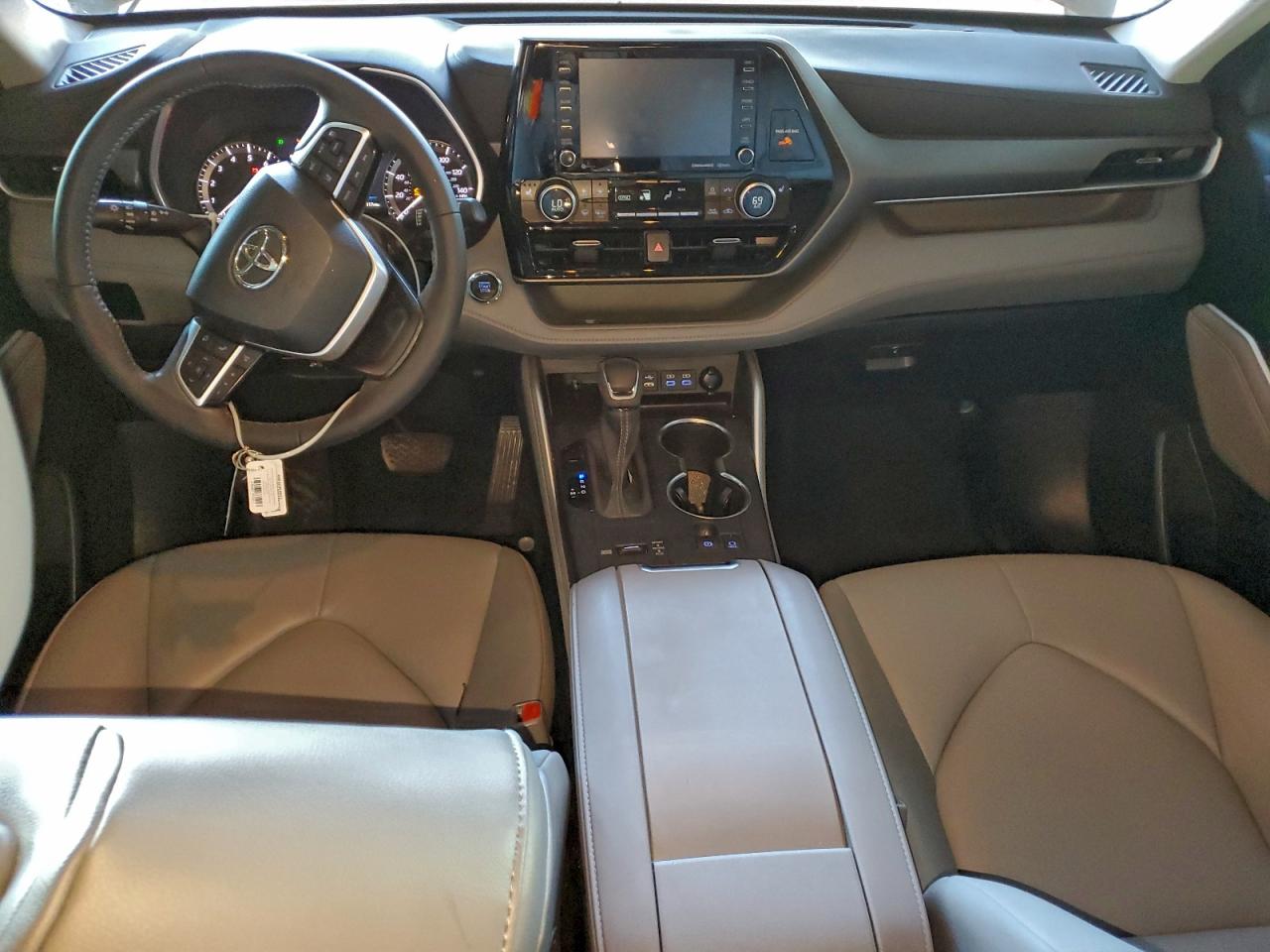 2022 TOYOTA HIGHLANDER XLE photo 8