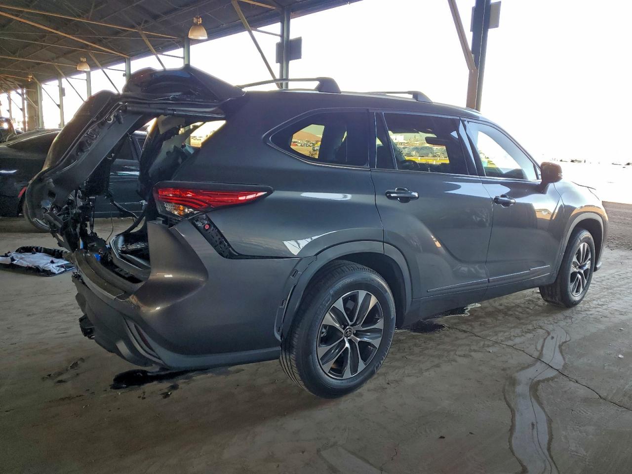 2022 TOYOTA HIGHLANDER XLE photo 3