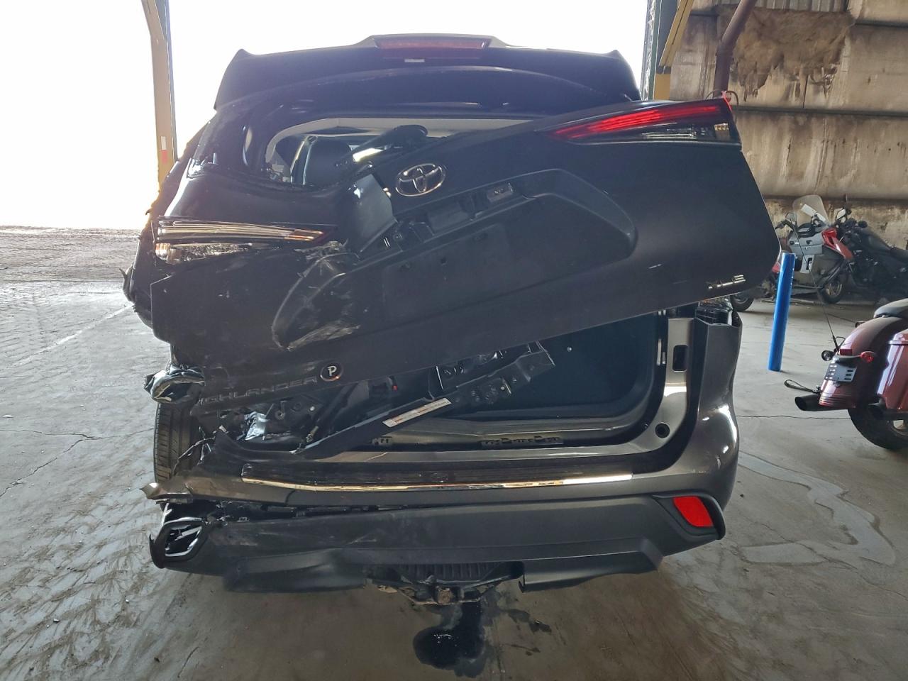 2022 TOYOTA HIGHLANDER XLE photo 6