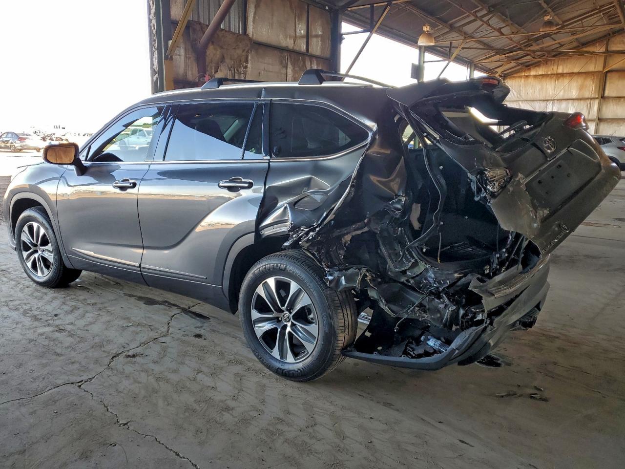 2022 TOYOTA HIGHLANDER XLE photo 2