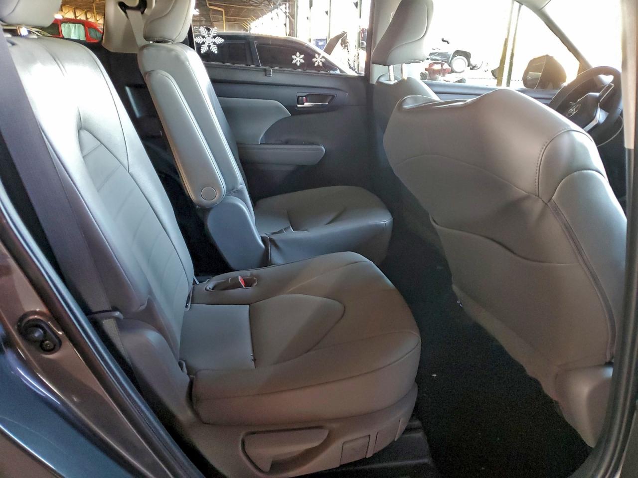 2022 TOYOTA HIGHLANDER XLE photo 11