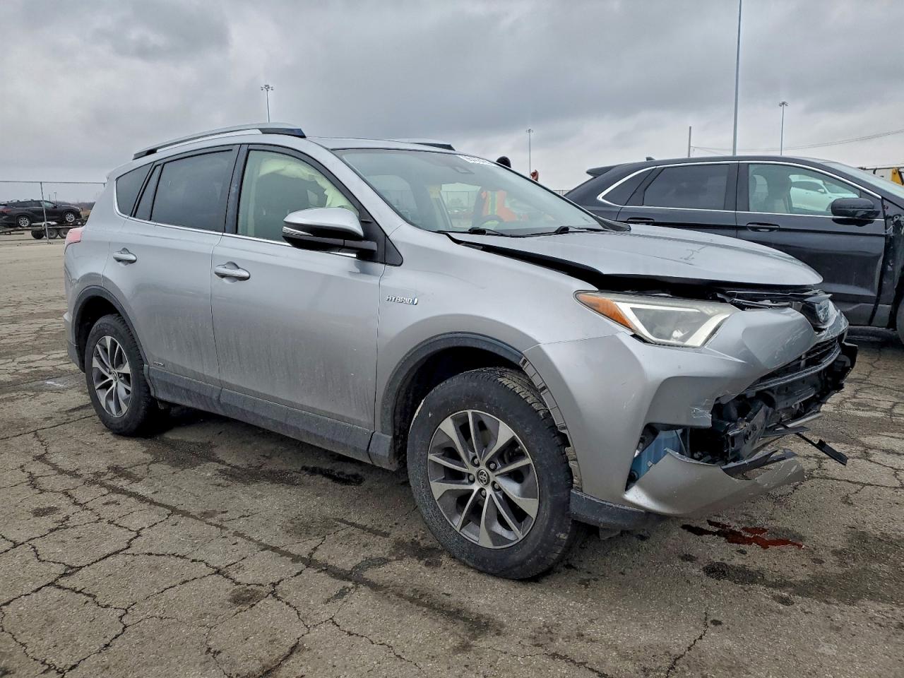 2017 TOYOTA RAV4 HV LE photo 4