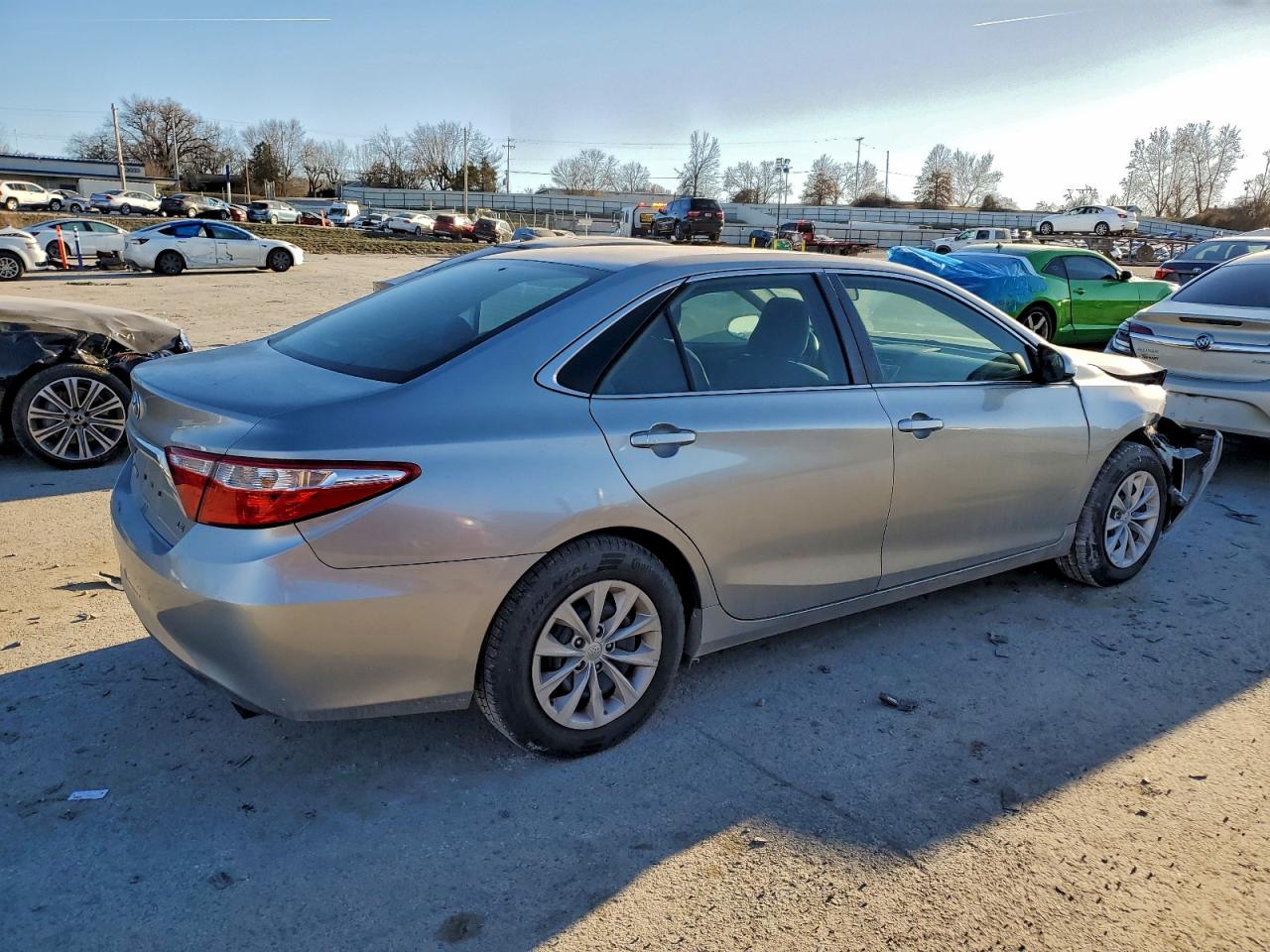 2015 TOYOTA CAMRY LE photo 3