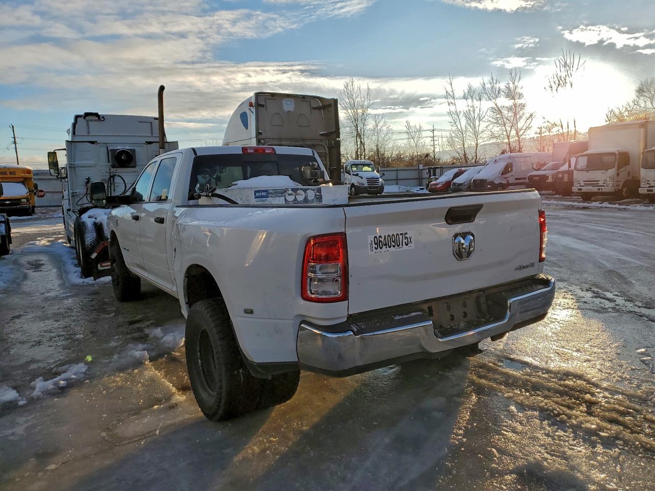 2022 RAM 3500 TRADESMAN photo 4
