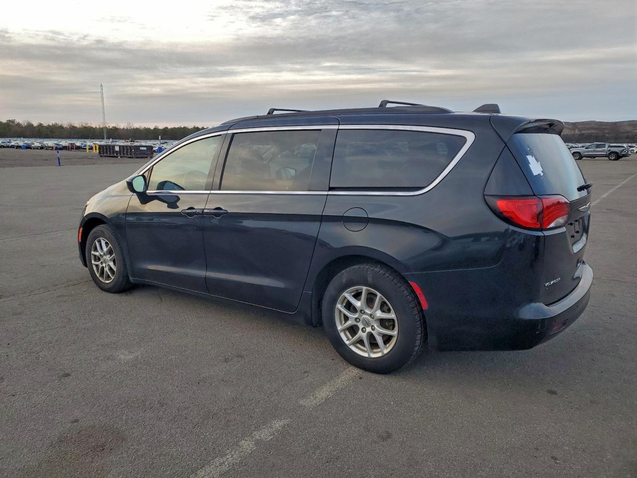 2021 CHRYSLER VOYAGER LXI photo 2