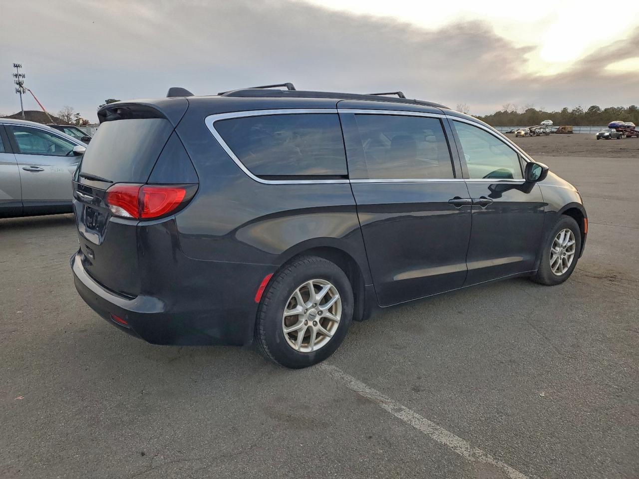 2021 CHRYSLER VOYAGER LXI photo 3
