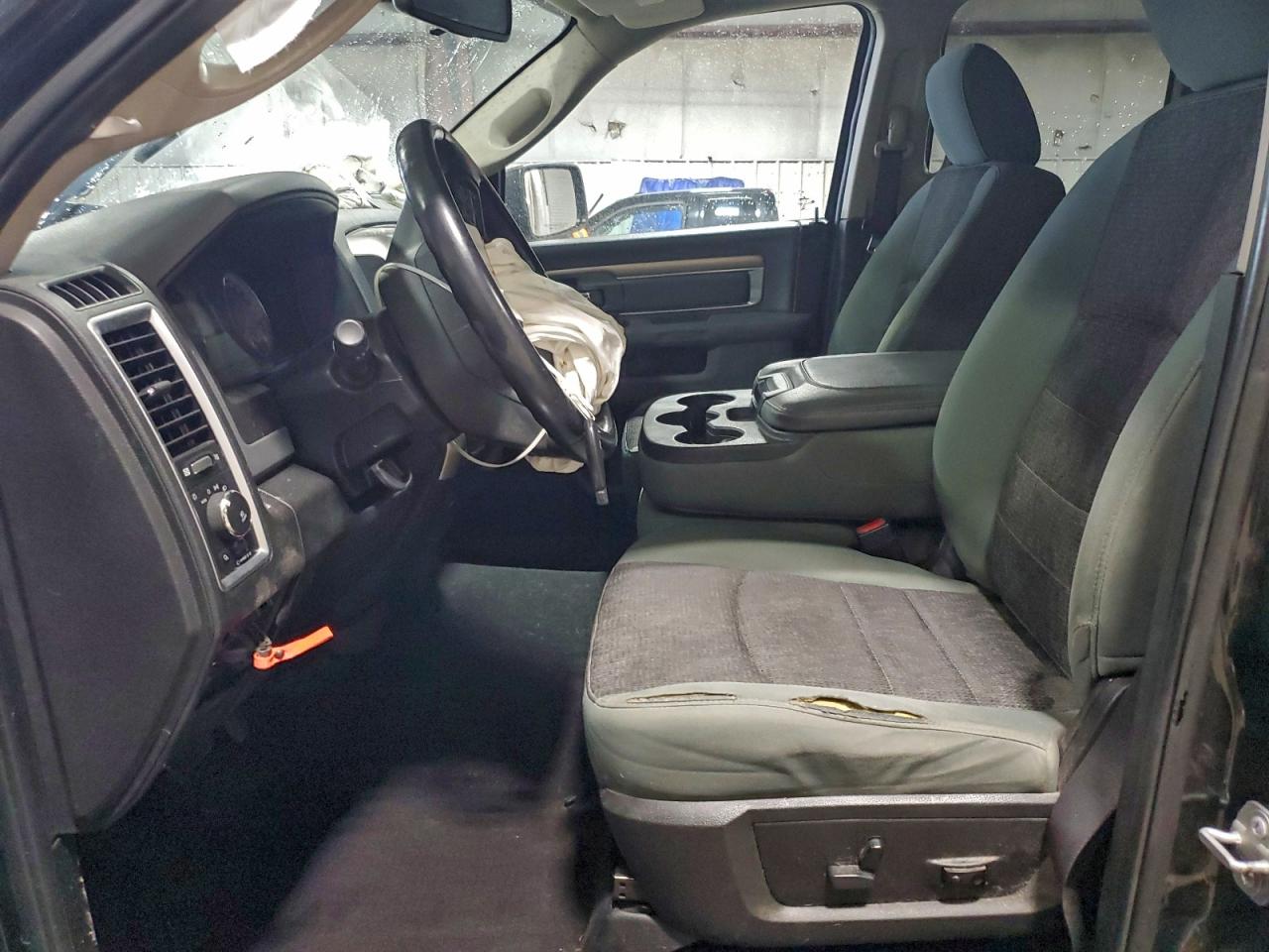 2016 RAM 1500 SLT photo 13