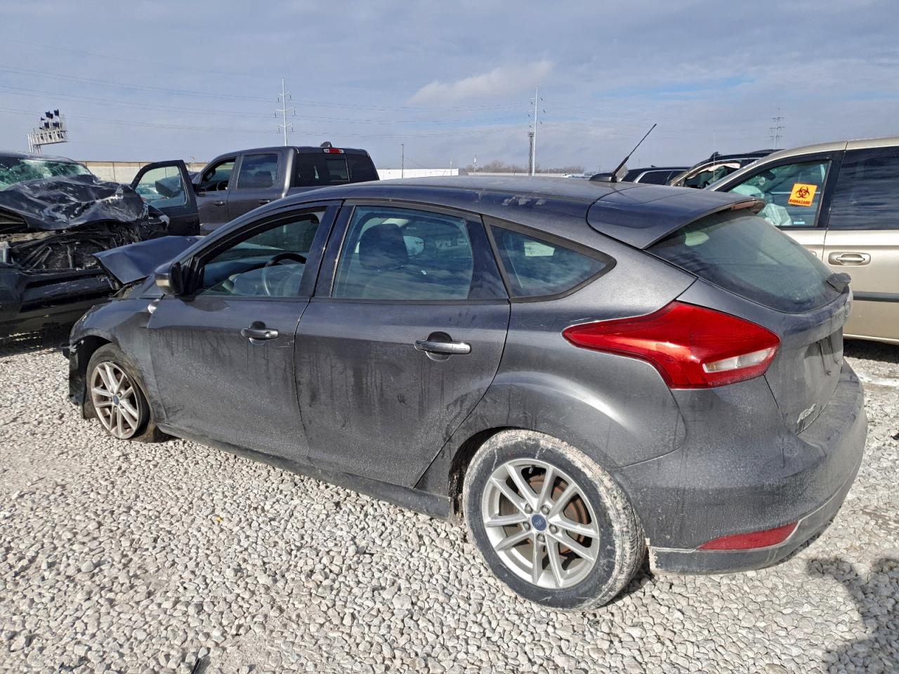 2015 FORD FOCUS SE photo 2