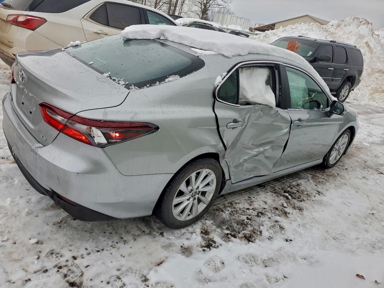 2024 TOYOTA CAMRY LE photo 3