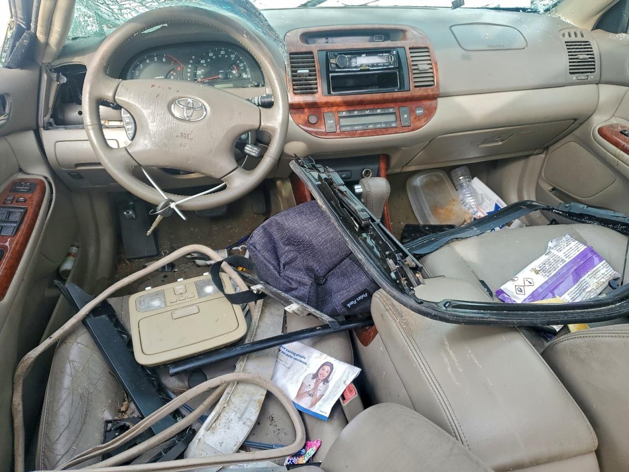 2004 TOYOTA CAMRY LE photo 8