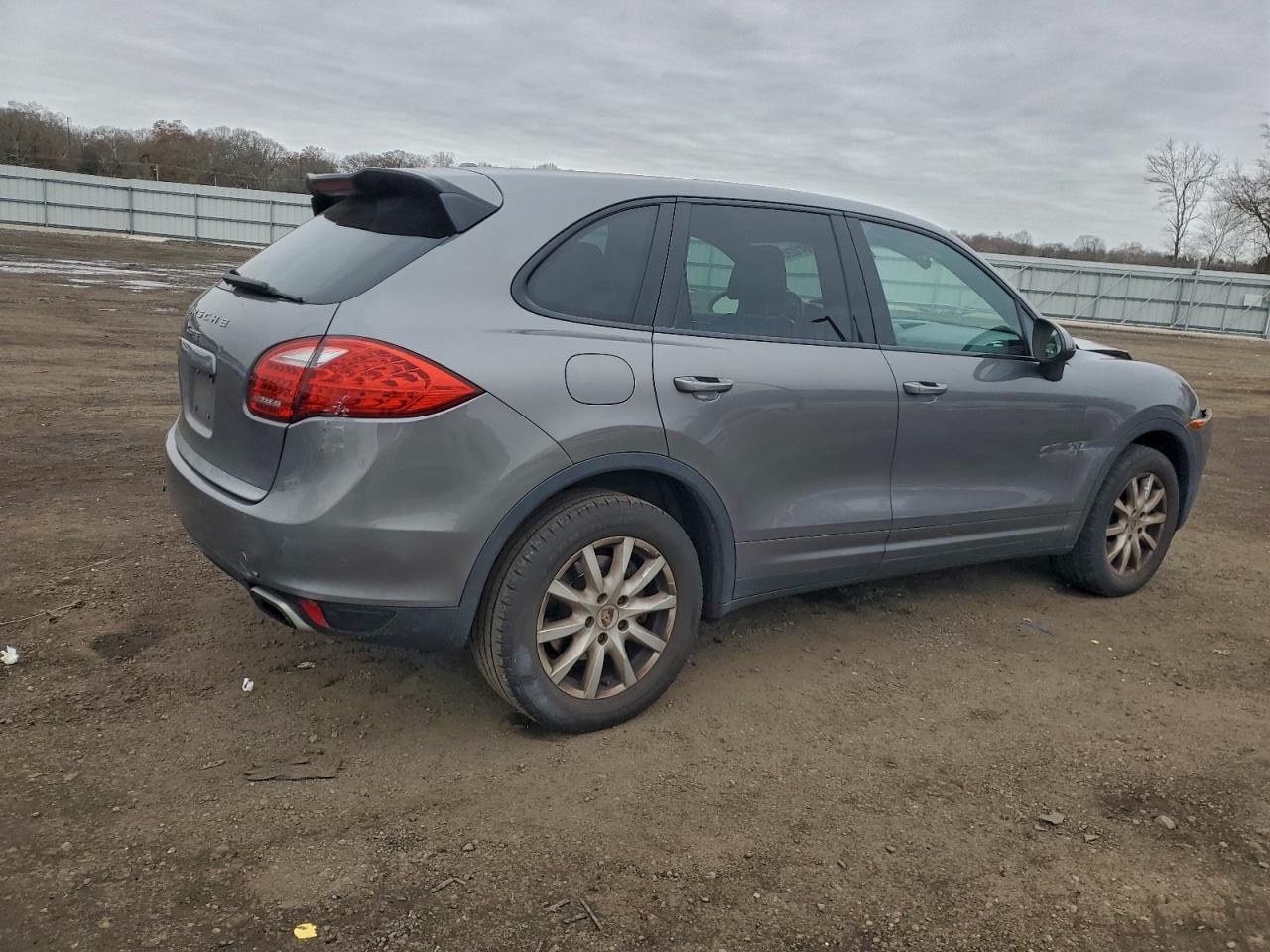 2011 PORSCHE CAYENNE photo 3