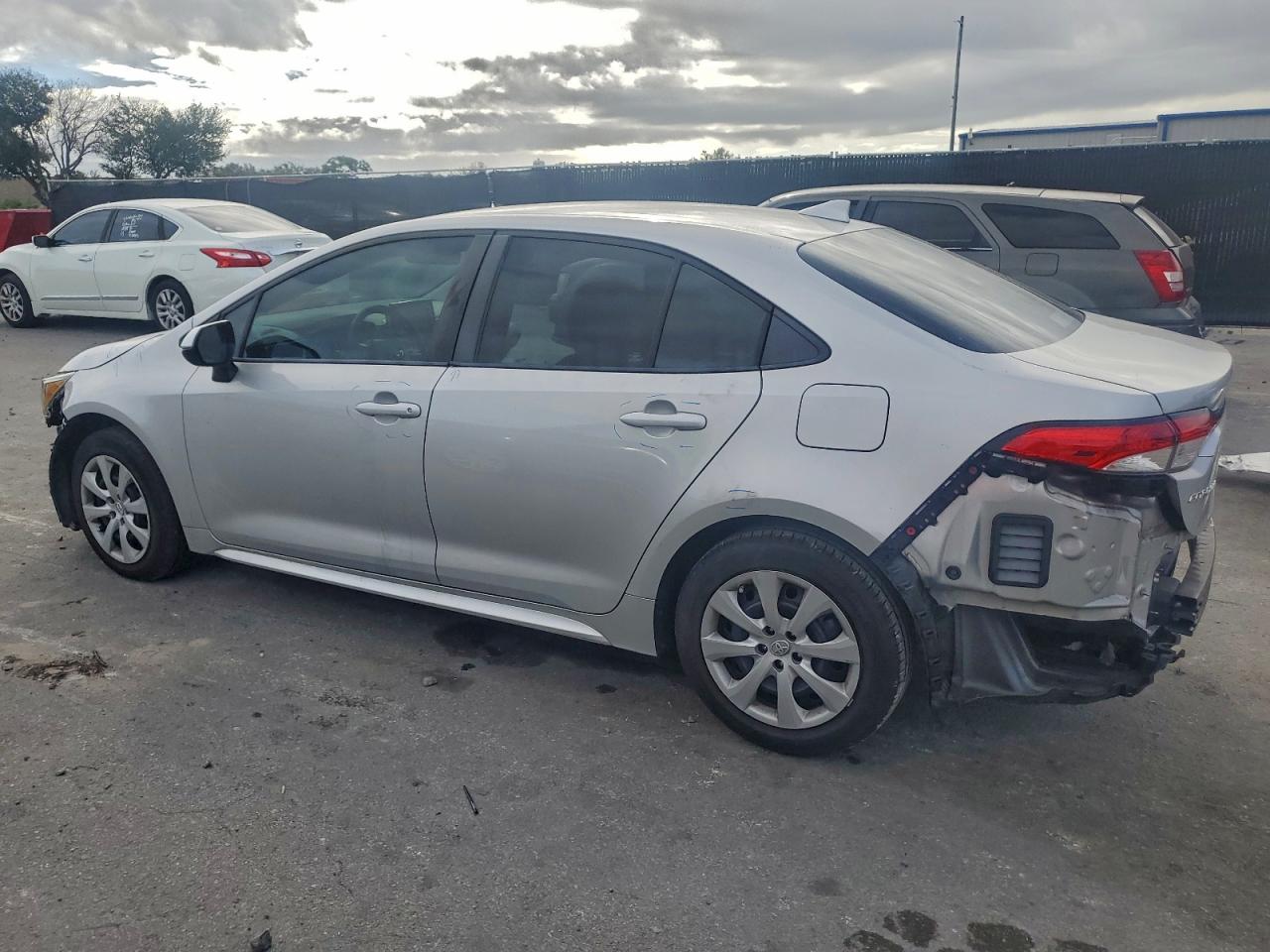 2021 TOYOTA COROLLA LE photo 2