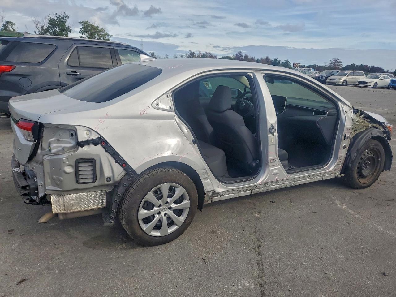 2021 TOYOTA COROLLA LE photo 3