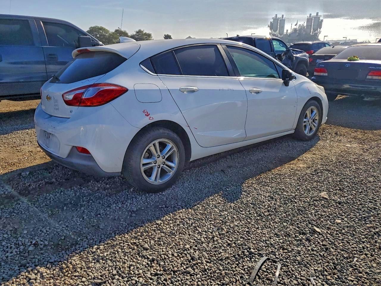 2017 CHEVROLET CRUZE LT photo 3