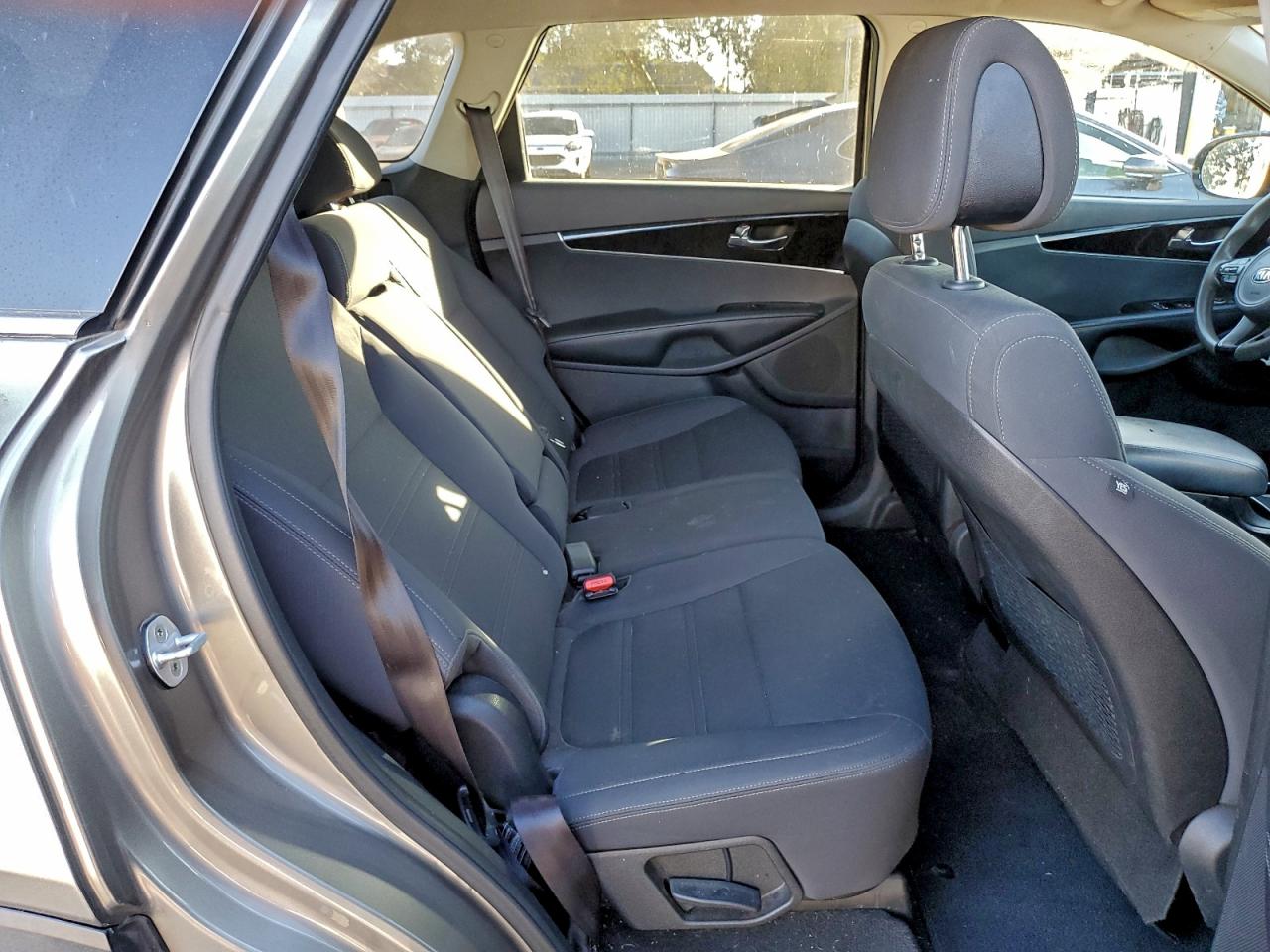 2016 KIA SORENTO LX photo 11