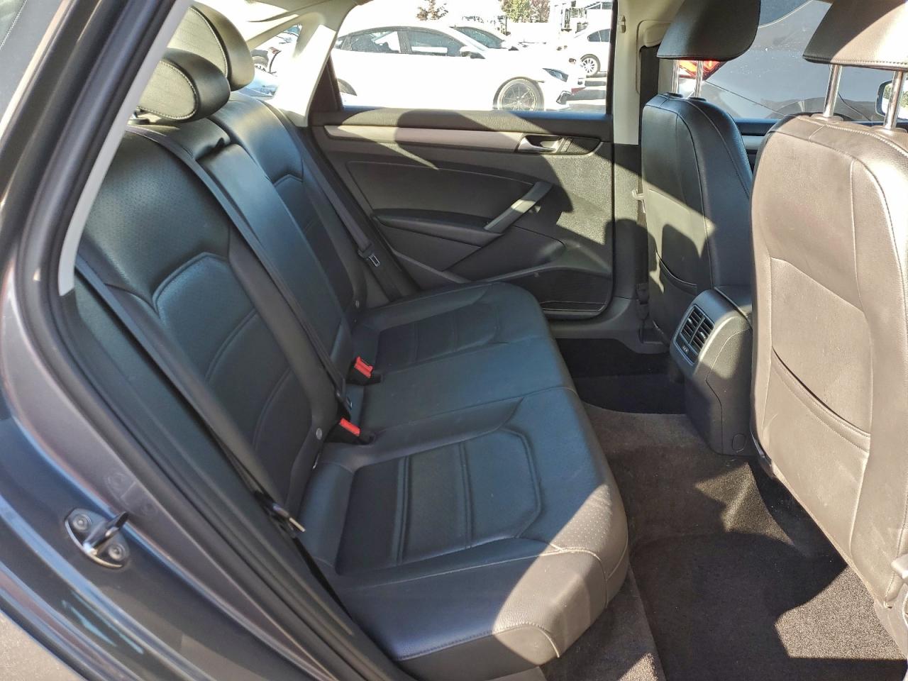 2014 VOLKSWAGEN PASSAT SE photo 10