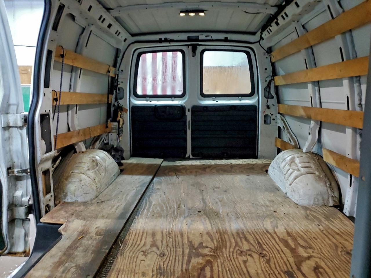 2016 GMC SAVANA G2500 photo 10