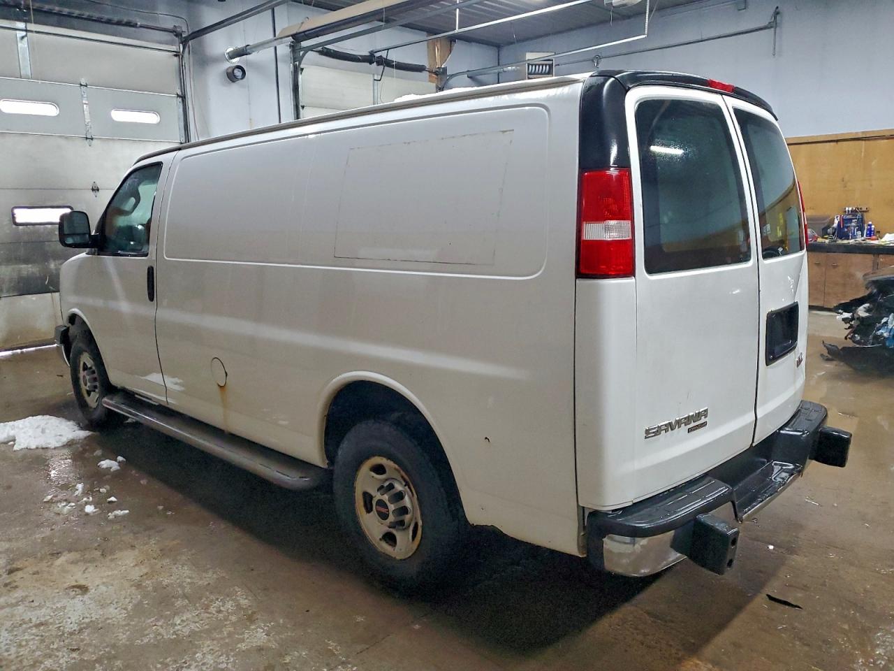 2016 GMC SAVANA G2500 photo 2