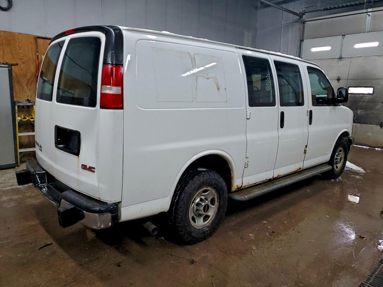 2016 GMC SAVANA G2500 photo 3