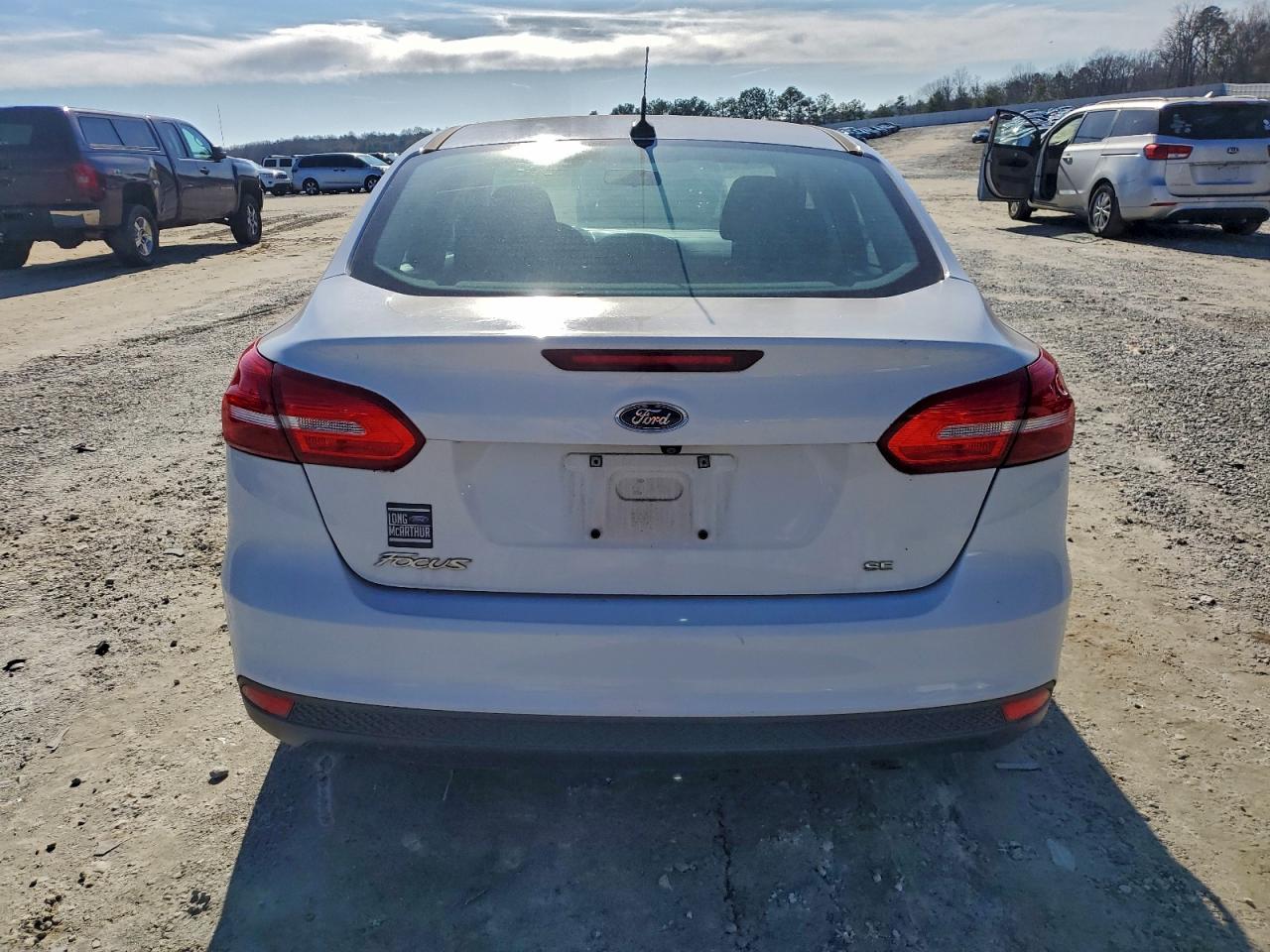 2015 FORD FOCUS SE photo 6