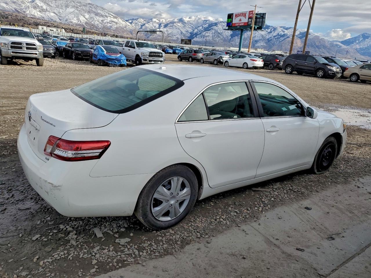 2011 TOYOTA CAMRY BASE photo 3