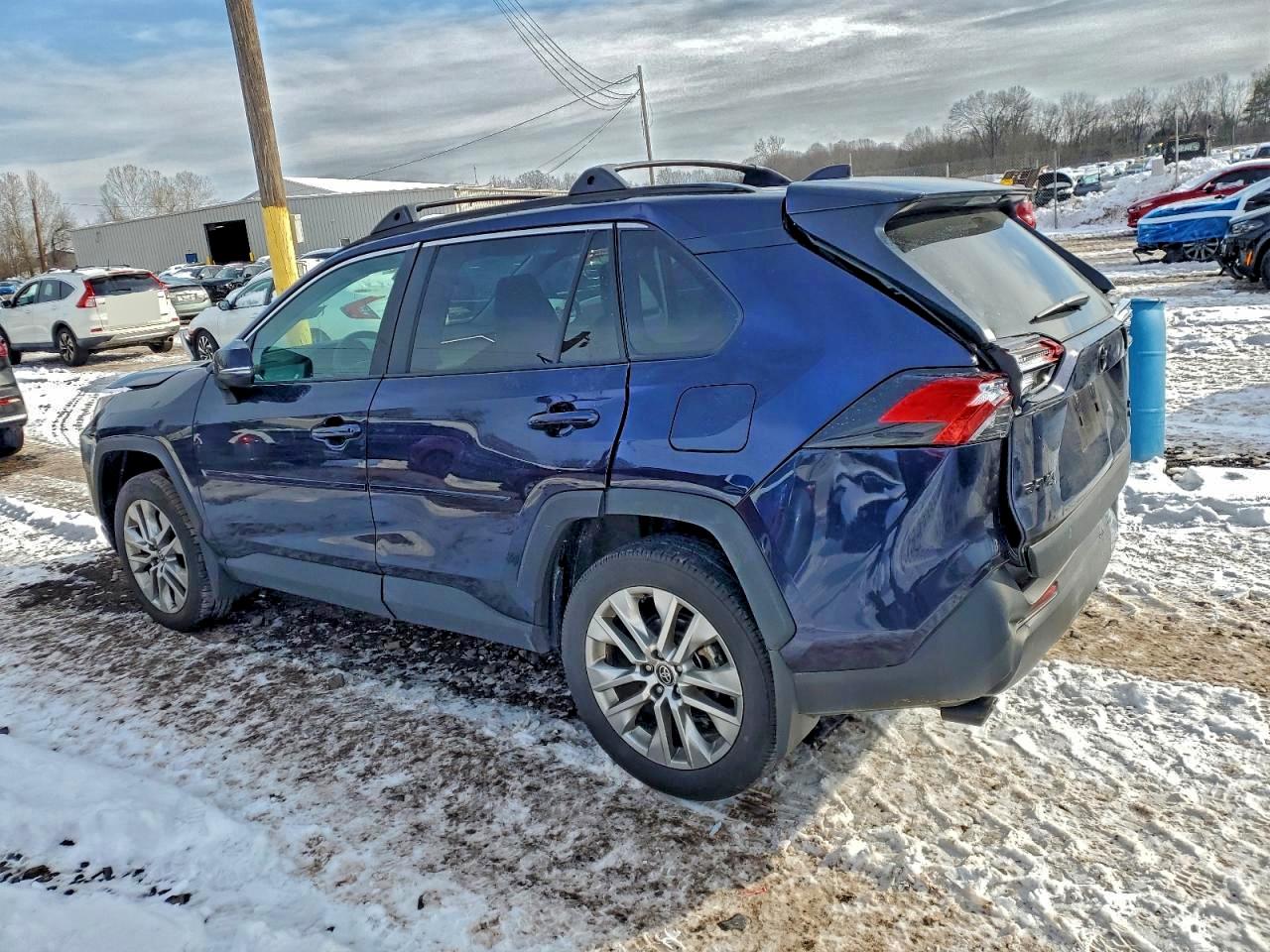 2025 TOYOTA RAV4 XLE PREMIUM photo 2