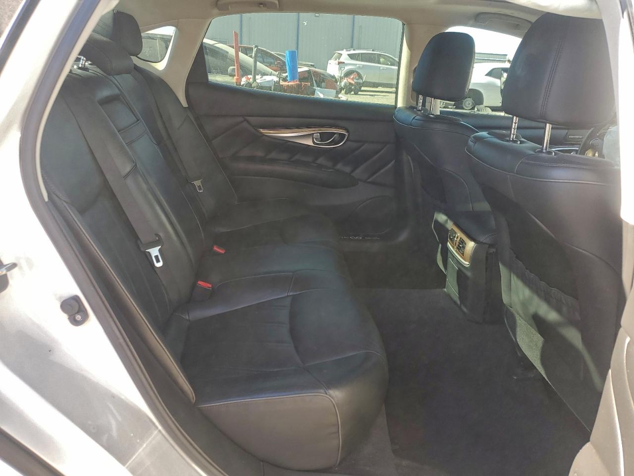 2015 INFINITI Q70L 3.7 photo 19