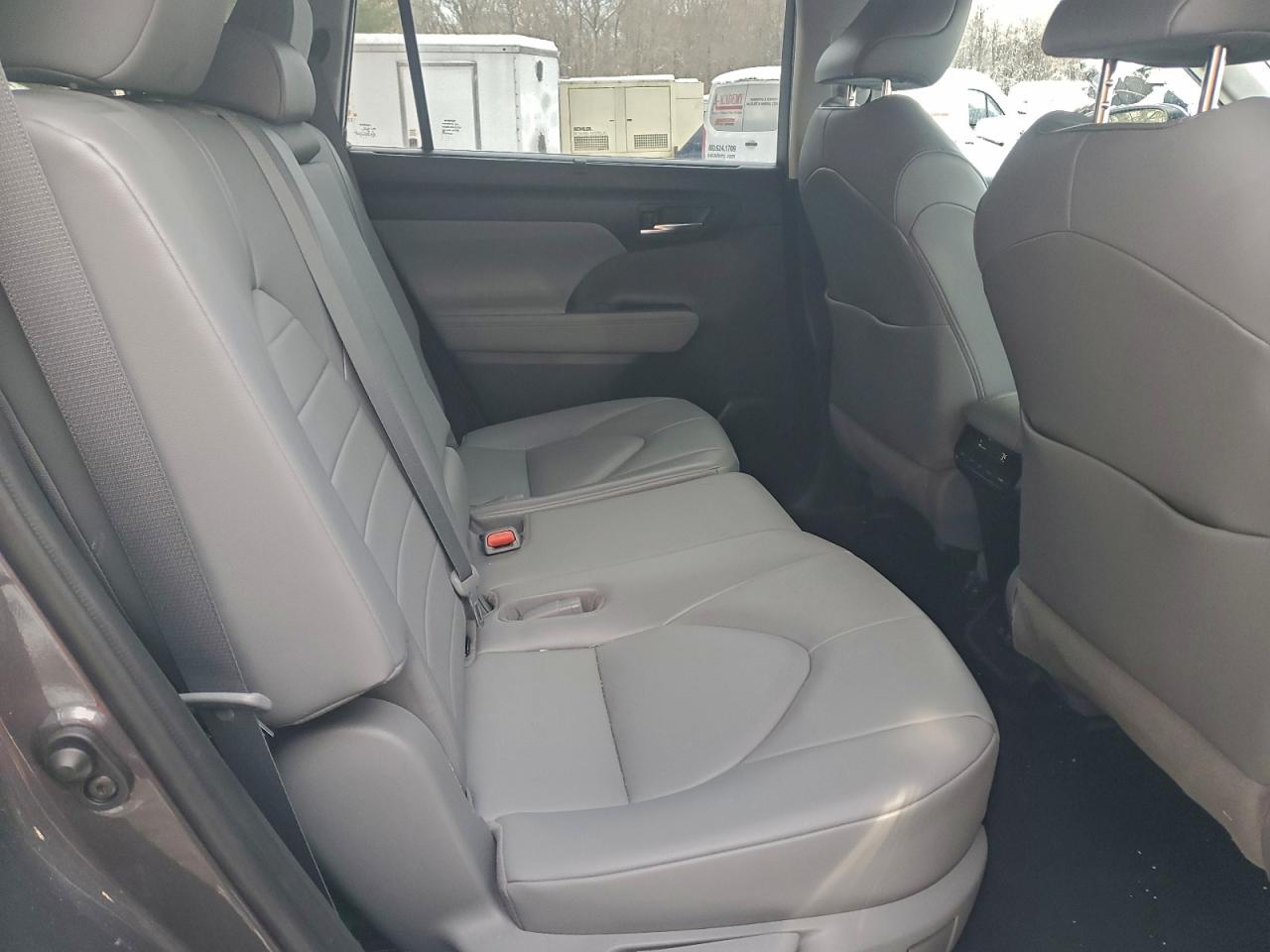 2021 TOYOTA HIGHLANDER XLE photo 11