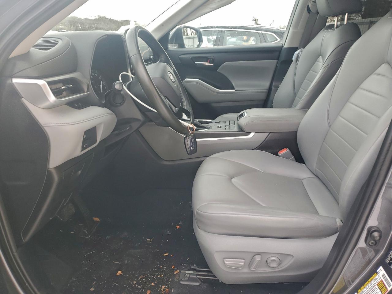 2021 TOYOTA HIGHLANDER XLE photo 7