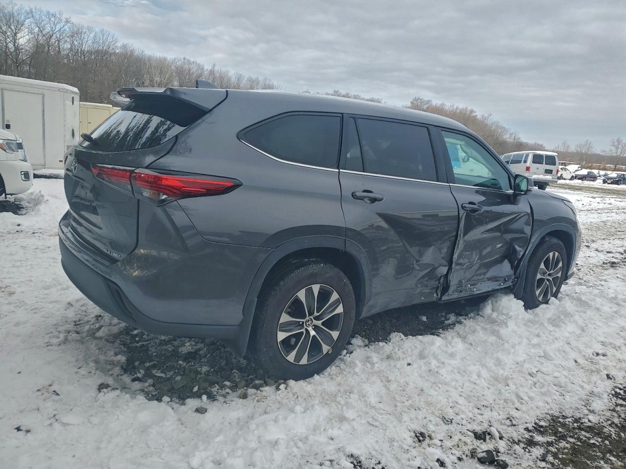 2021 TOYOTA HIGHLANDER XLE photo 3