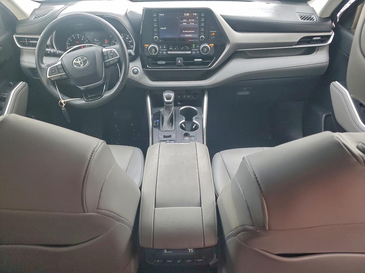 2021 TOYOTA HIGHLANDER XLE photo 8