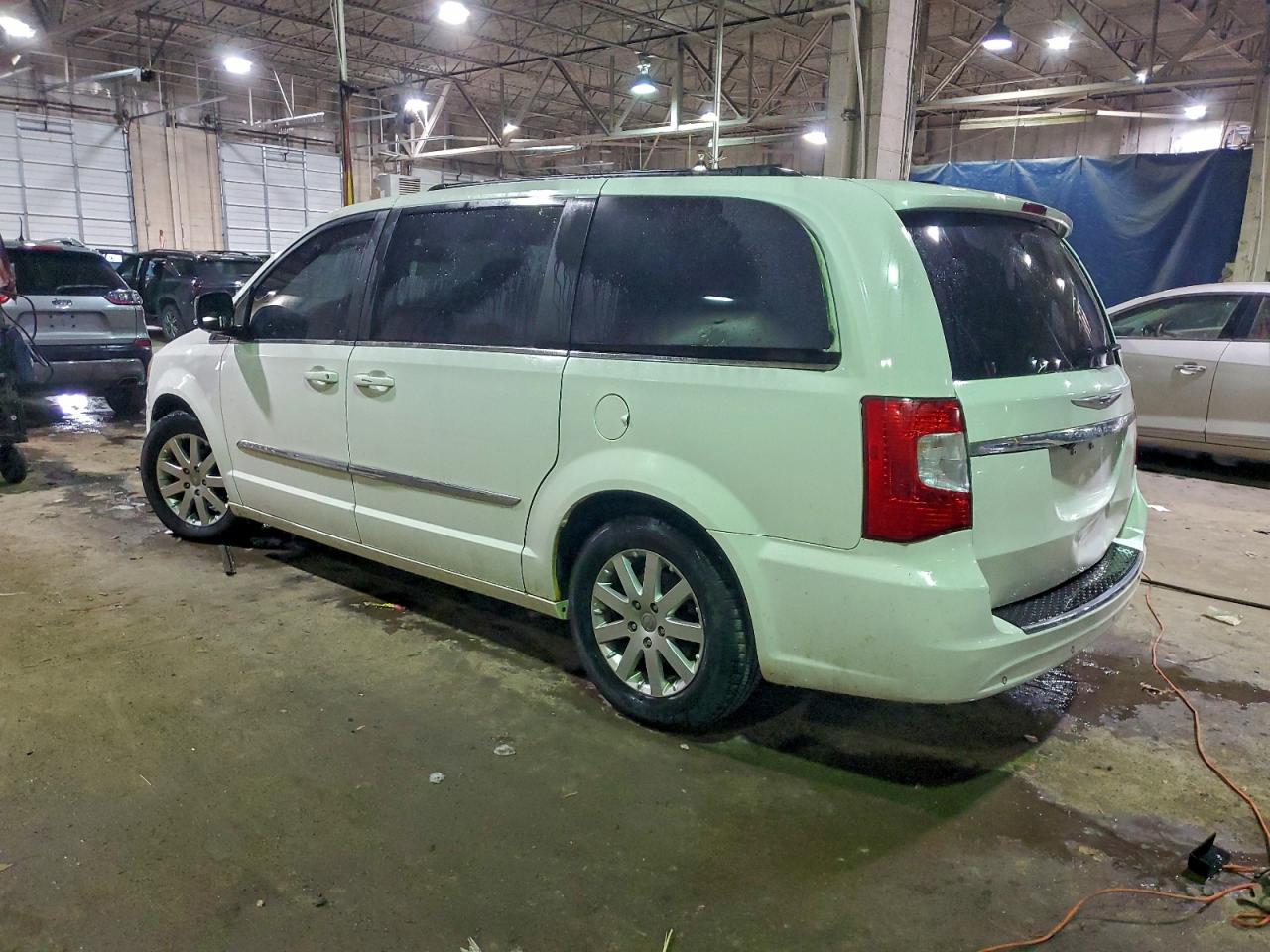 2011 CHRYSLER TOWN & COUNTRY TOURING L photo 2