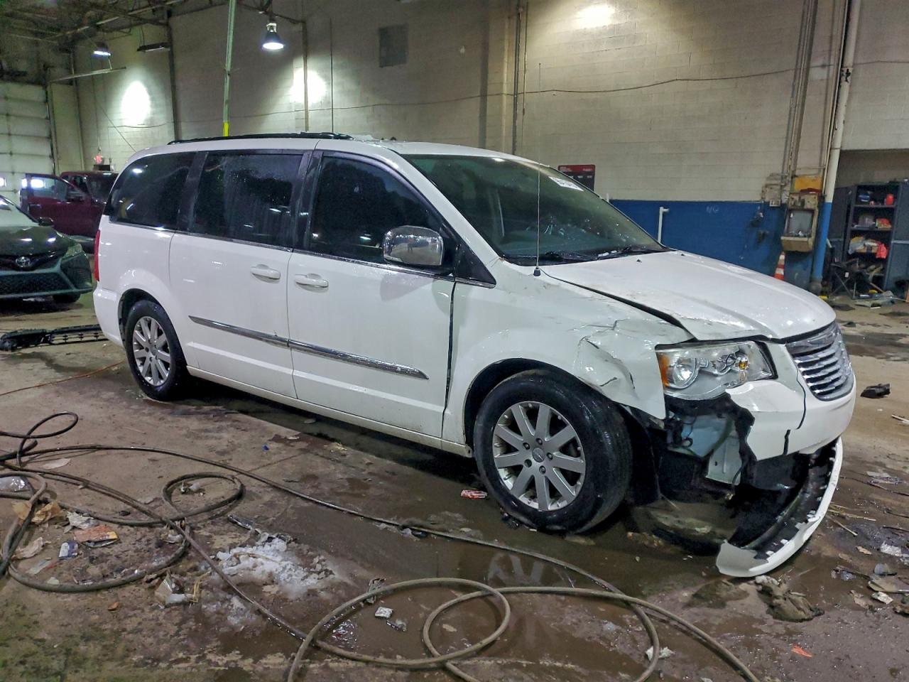 2011 CHRYSLER TOWN & COUNTRY TOURING L photo 4