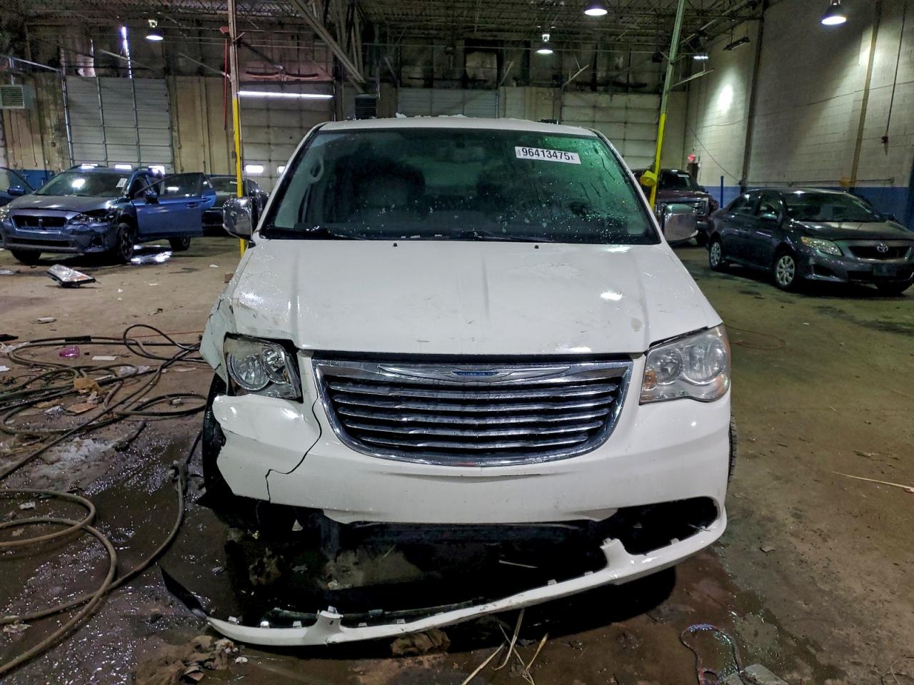 2011 CHRYSLER TOWN & COUNTRY TOURING L photo 5