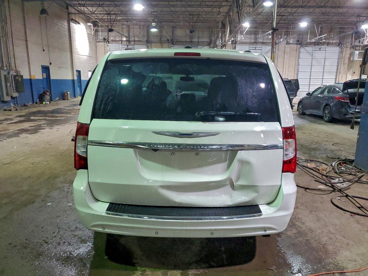 2011 CHRYSLER TOWN & COUNTRY TOURING L photo 6