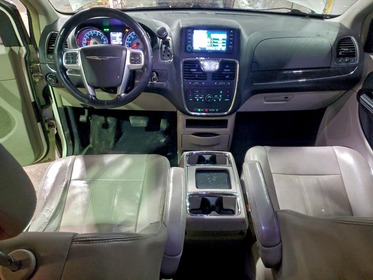 2011 CHRYSLER TOWN & COUNTRY TOURING L photo 8