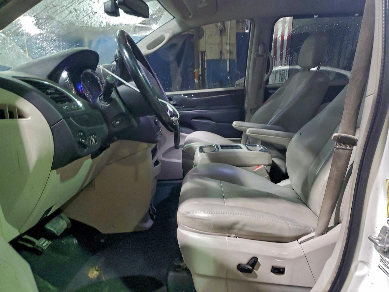 2011 CHRYSLER TOWN & COUNTRY TOURING L photo 7