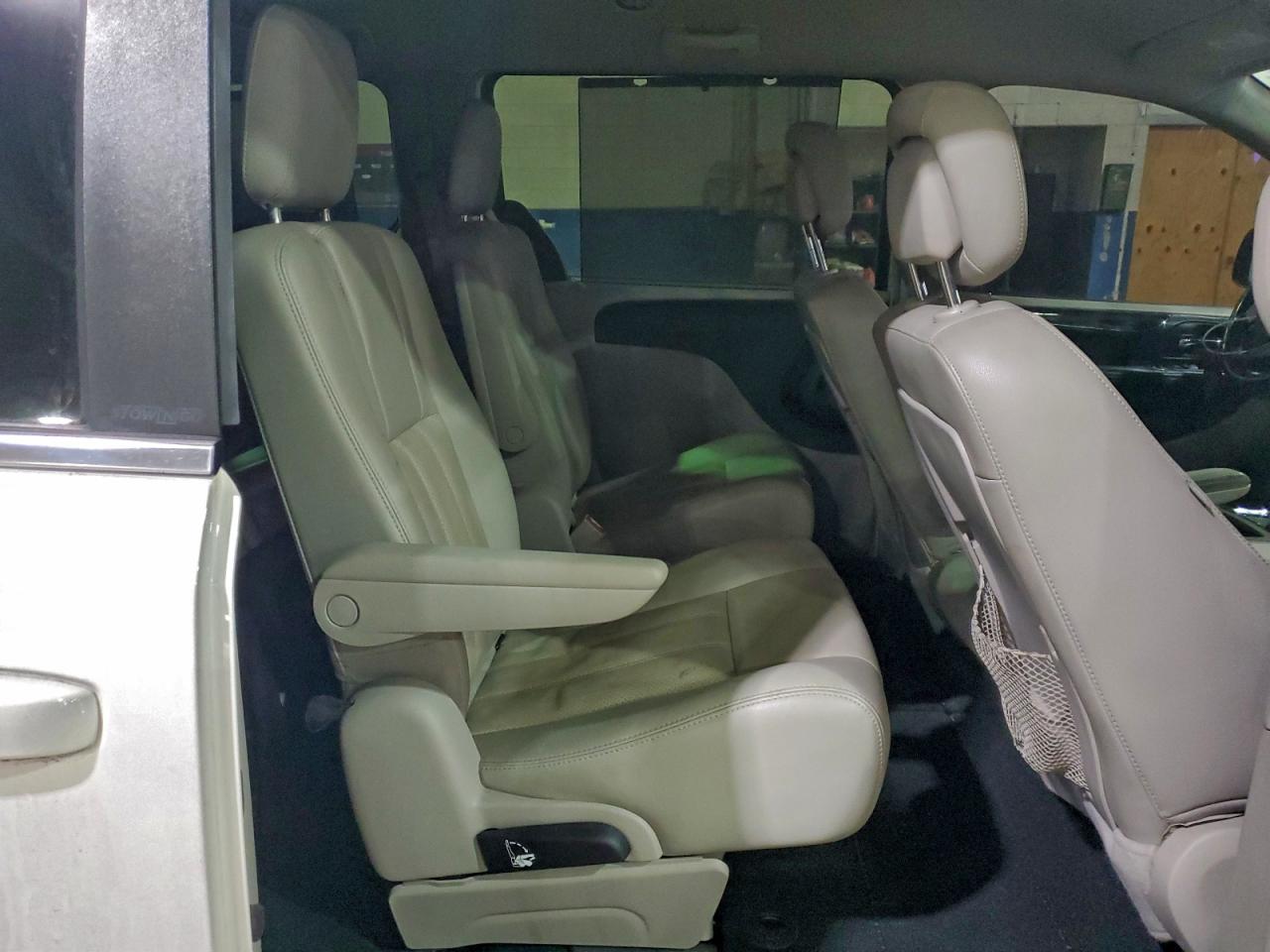 2011 CHRYSLER TOWN & COUNTRY TOURING L photo 11