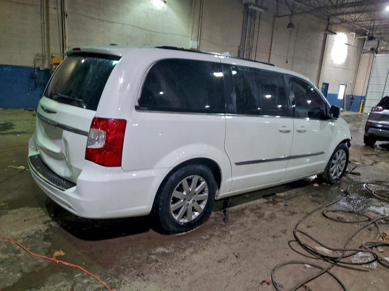 2011 CHRYSLER TOWN & COUNTRY TOURING L photo 3