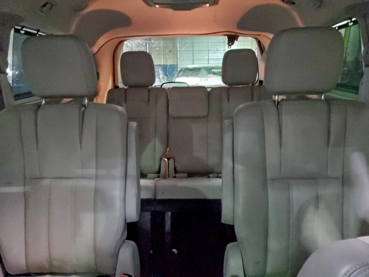 2011 CHRYSLER TOWN & COUNTRY TOURING L photo 10
